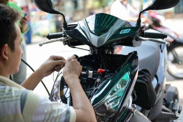 Lắp khóa chống trộm định vị xe máy ở đầu xe