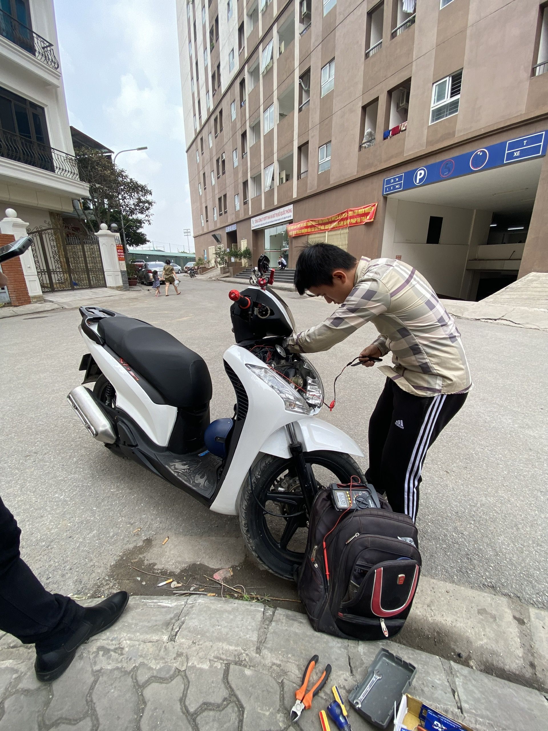 Vcomcar lắp định vị cho khách hàng tại hà nội