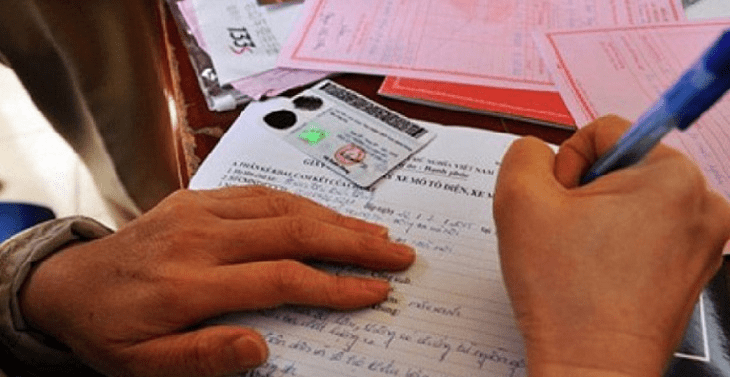 Tiến hành khai Giấy khai đăng ký xe tại trụ sở trụ sở Cảnh sát giao thông