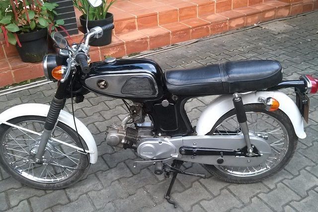 Xe máy Honda 67 lâu đời phù hợp với những người thích phong cách bụi bặm