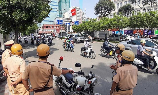 Khi lái xe cần mang theo những giấy tờ nào?