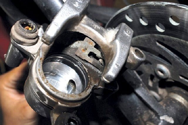 Bảo dưỡng xe máy gồm những gì? Bao lâu cần kiểm tra? 21 Thay dầu phanh cùng má phanh 15 - 20.00-km/lần để giúp đảm bảo an toàn cho người điều khiển phương tiện khi lưu thông