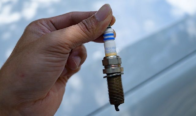 Bảo dưỡng xe máy gồm những gì? Bao lâu cần kiểm tra? 22 Sau 10.000km/lần thì bạn nên kiểm tra và thay mới bugi